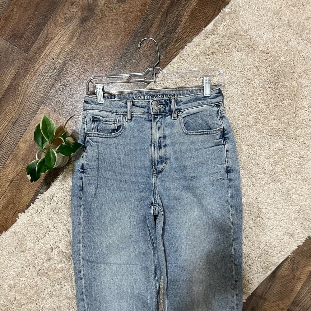 American Eagle Size 2 Short Light Wash High-Rise Mom Straight Jeans - Picture 2 of 7